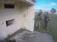 Żołnierz wrzuca granat przez okienko