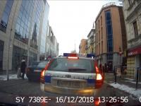 Radiowóz blokuje ulicę. Odjedziemy, gdy skończymy rozmawiać