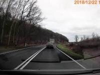 Kulturalny kierowca ciężarówki zjeżdża z drogi, by przepuścić kierowców z tyłu
