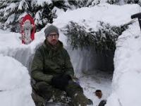 Zimowy survival - schronienie w śniegu. Okop śnieżny