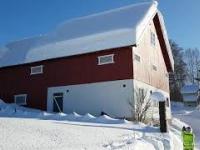 Usuwanie śniegu z dachu w Norwegii
