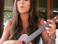 Czarująca i rozśpiewana dziewczyna z ukulele