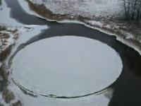 Pierścień lodu wirujący naturalnie na rzece każdej zimy (Estonia)