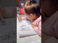 Azjatyckie dziecko rysuje koty...