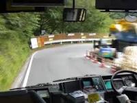 Szalony kierowca autobusu zjeżdża wąską drogą - Japonia