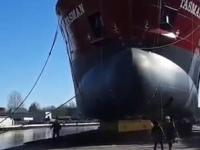 Niebezpieczne wodowanie statku