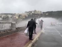 Sztorm na Malcie wyrzuca ryby na ulicę