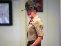 Instruktor musztry - kobieta vs mężczyzna w marines
