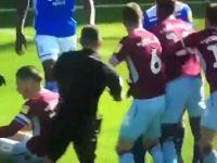 Anglia: wściekły kibic wbiega na boisko i uderza piłkarza.