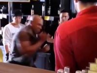 52-letni Mike Tyson daje pokaz w barze
