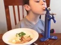 Niepełnosprawne dzieciak radzi sobie z jedzeniem posiłku