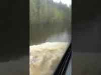 Kierowca autobusu włączył „My Heart Will Go On” gdy jechał po zalanej drodze