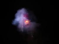 Balon z podwieszonymi fajerwerkami spada na tłum gapiów i eksploduje