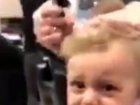 Dziecko przerażone swoją pierwszą wizytą u fryzjera