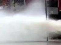 Mała demonstracja ciśnienia wody w hydrancie