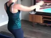 Kobieta prezentuje swoje techniki walki w wirtualnym boksie.
