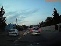 Peugeot 206 wyprzedzanie na pasach pod prąd + policja