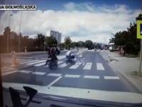 Motocyklista wjeżdża na przejściu w wózek z dzieckiem i ucieka