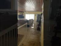 Woda dociera na drugie piętro domu podczas huraganu Dorian