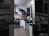 Dziewczyna uwięziona w kuchni