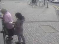 81-letnia kobieta walczy o pieniądze przy bankomacie