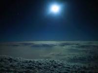 Nocny lot nad księżycowymi chmurami