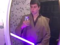 Młody Jedi uczy się posługiwać mieczem świetlnym