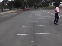 Początkujący drifterzy na parkingu próbują doskonalić swoje słabe umiejętności