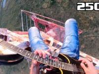 Wszedł na maszt radiowy wysokości 250 m i zagrał tam solówkę na gitarze!