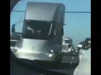 Ciężarówka Tesli zauważona na autostradzie