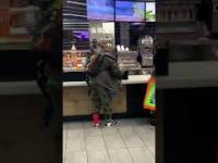 Niecierpliwy klient w McDonald's atakuje kasy
