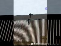 Meksykanin pokonuje 15-metrowy płot na granicy