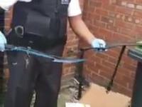 Policjanci patrolujący Enfield przypadkowo natrafiają na noże, narkotyki i
