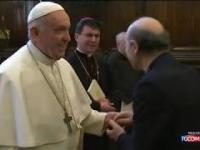 Papież Franciszek nie lubi całowania