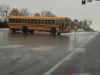 Szkolny autobus jedzie bokiem na skrzyżowaniu