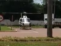 Nieuważny kierowca przejeżdża zbyt blisko startującego helikoptera