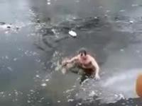Mężczyzna bohater ratuje psa z lodowatej wody