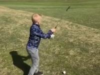 Ten dzieciak jednak ma wielki talent do golfa