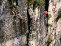Usuwanie z helikoptera niestabilnej skały w Norwegii