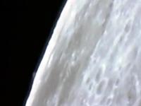 Świetne ujęcie Saturna wychodzącego zza Księżyca