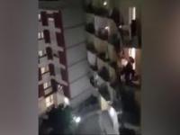 Włosi podczas kwarantanny na blokowiskach wieczorami śpiewają z balkonów