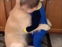 Dzieciak przytula się z najlepszym przyjacielem