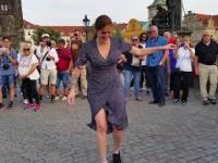 Marta tańcuje na Moście Karola