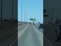 Lądowanie malutkiego samolotu na autostradzie Quebec Kanada