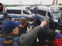 Policja ściska demonstrantów i ROZPYLA GAZ!