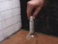 Jak wyjąć korek z wnętrza butelki