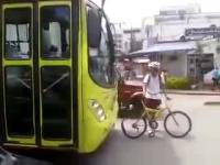 Cyklista tamuje przejazd autobusu