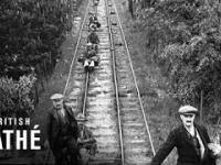 Zjazd wózkami kolejowymi z pracy w kamieniołomie, rok 1935