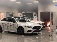 Wizyta wandali w popularnym salonie samochodowym podczas protestu