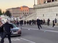Protest przed Pałacem Królewskim w Sztokholmie i akacja policji